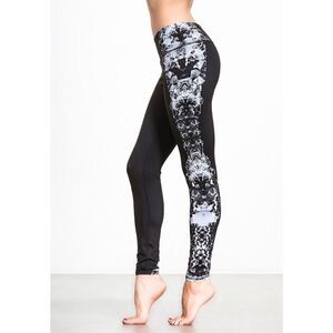 Alo Yoga airbrush leggings crystal black print size xs
